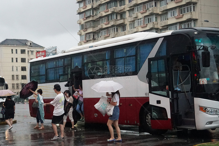 19年8月9日上海 利奇马台风天气公交出行的市民 媒体用图 高清图片下载 正版图片 摄图网 19年8月9日上海 利奇马台风天气公交出行的市民 媒体用图 高清图片下载 正版图片 摄图网