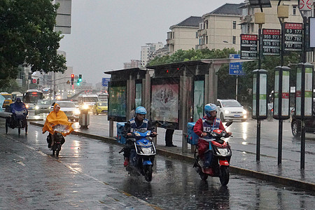 2019年8月10日上海，利奇马台风天气小哥雨中送外卖【媒体用图】图片