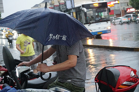 2019年8月9日上海，利奇马台风天气出行的市民【媒体用图】图片