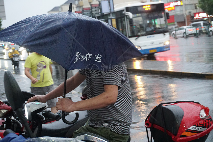 19年8月9日上海 利奇马台风天气出行的市民 媒体用图 高清图片下载 正版图片 摄图网 19年8月9日上海 利奇马台风天气出行的市民 媒体用图 高清图片下载 正版图片 摄图网
