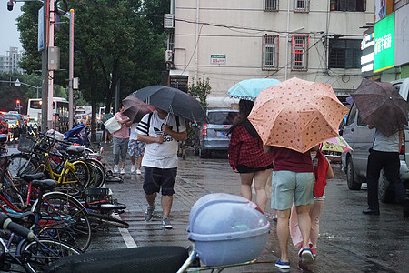 台风灾害2019年8月9日上海，利奇马台风暴雨天气出行的市民【媒体用图】背景