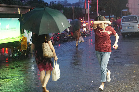 2019年8月10日上海，利奇马台风来袭未带伞出行的市民【媒体用图】图片
