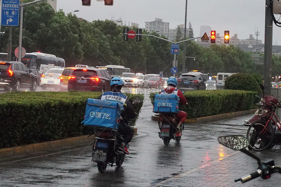 2019年8月9日，台风突袭上海外卖小哥风雨中送餐【媒体用图】图片