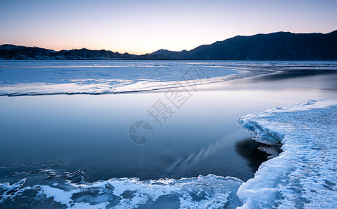 冬天冰雪河流风景图片