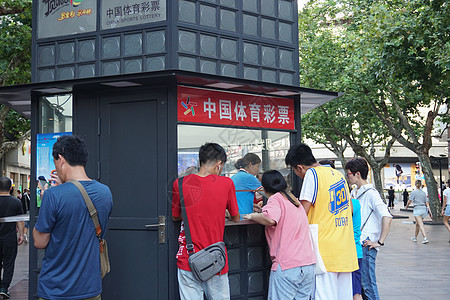 上海南京路买彩票的市民群众【媒体用图】（仅限媒体用图，不可用于商业用途）图片