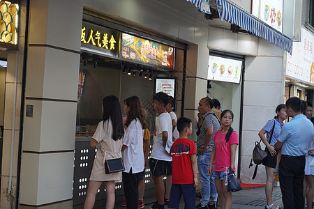 小吃店效果图7月末暑期上海南京路人气美食排队的游客【媒体用图】（仅限媒体用图，不可用于商业用途）背景