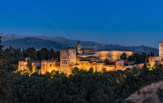 西班牙著名建筑阿尔汗布拉宫夜景图片