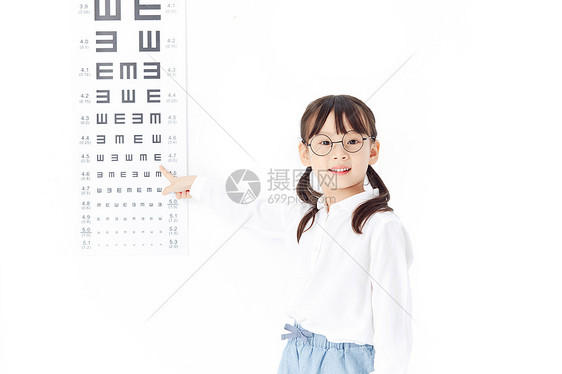 可爱小女孩指视力表图片
