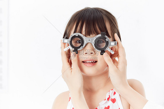 可爱小女孩配眼镜图片