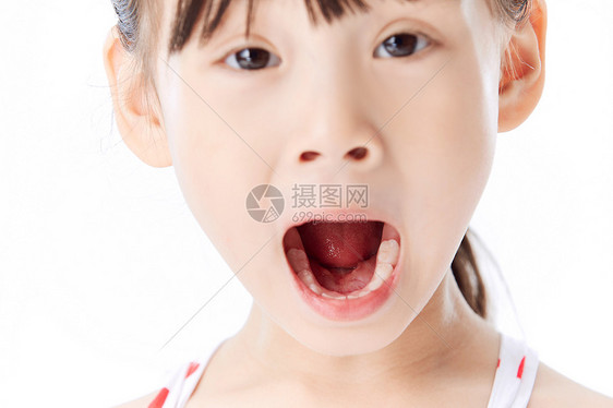 小女孩张嘴巴检查牙齿图片