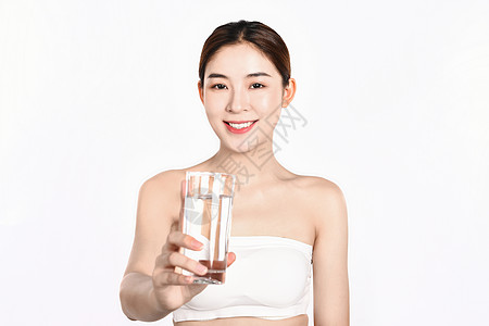 喝水的女生背景图片