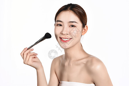 女性使用化妆刷化妆图片