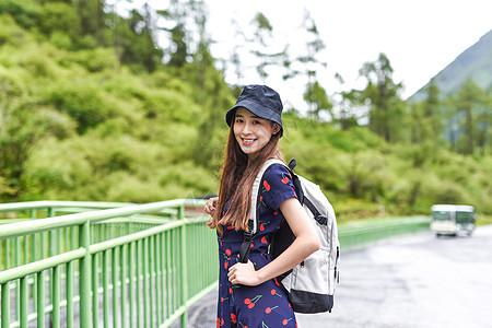 穿裙子的女生背包旅行的女生背景