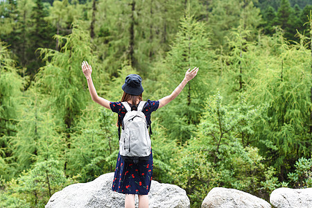 背包旅行的女生图片