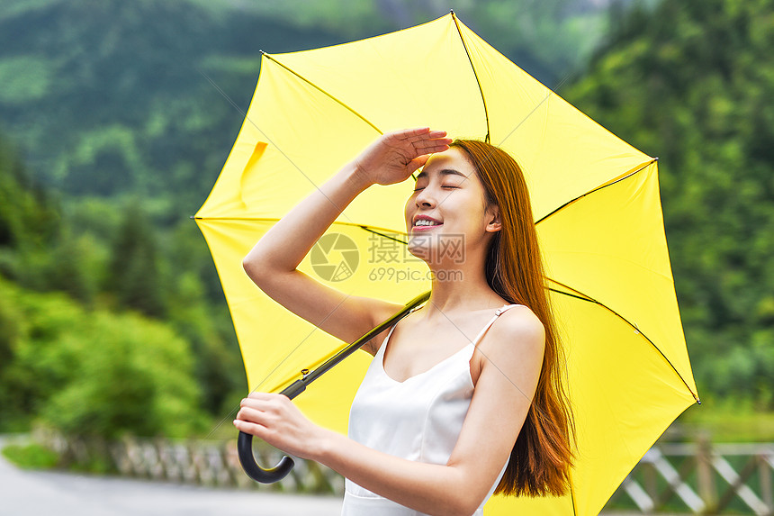 美女户外撑伞打伞形象 图片