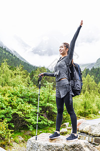 背包爬山运动女生拥抱大自然背景