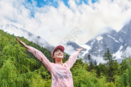 运动女生拥抱大自然背景图片