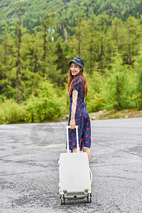 拖着行李箱的美女背景图片