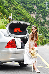 停车场女性汽车后备箱图片