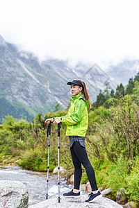 户外登山杖运动的女生图片