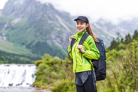 雨衣背景户外登山杖运动的女生背景