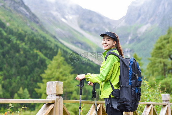 户外登山杖运动的女生图片