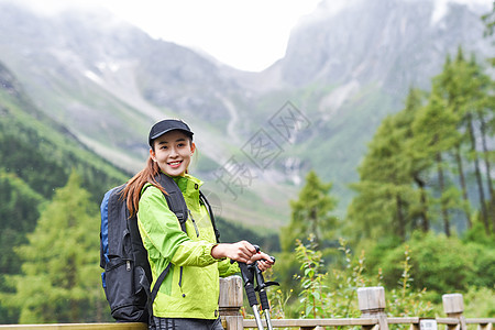 户外登山杖运动的女生图片