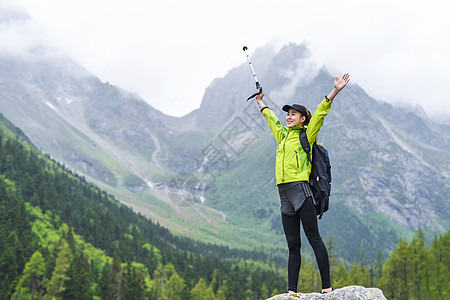 户外登山拥抱自然的女生图片