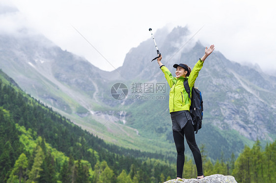 户外登山拥抱自然的女生图片