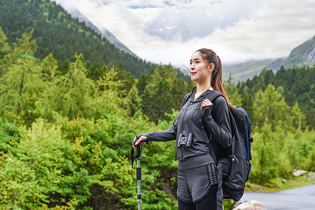 登山眺望远方的女生背景图片