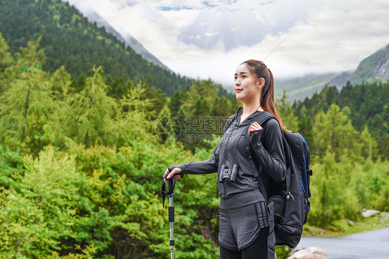 登山眺望远方的女生图片