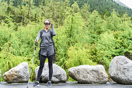 带护目镜登山的女生图片