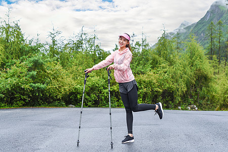 户外登山杖运动的女生图片