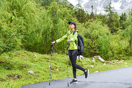 户外登山杖运动的女生图片