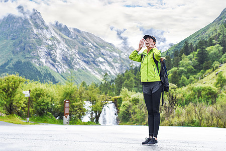 穿登山服呐喊的女生背景图片