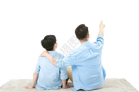 父子一起坐地毯上看远方图片