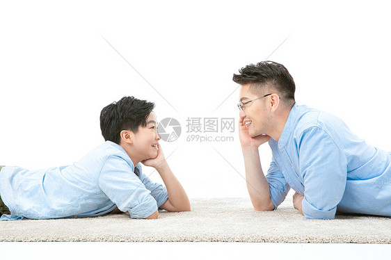 父子在地毯上交流休息图片