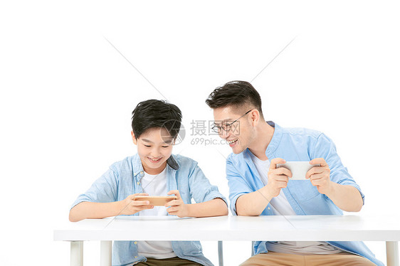 父子一起玩手机游戏图片