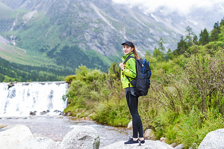 远行登山的女生图片