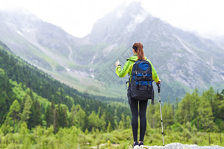 远行登山的女生图片