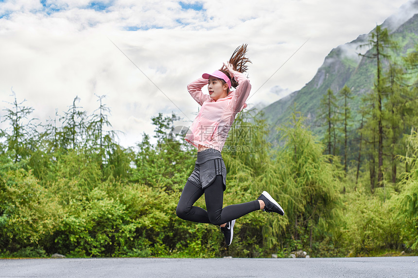 运动跳跃的女生图片