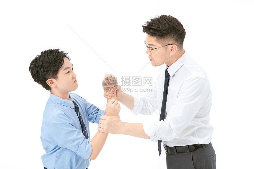 父子同台感人时刻字母哥父亲现场观战见证其MVP级表现落泪拥抱