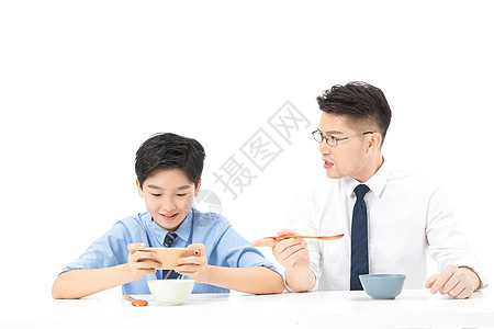 父子吃饭玩手机背景图片