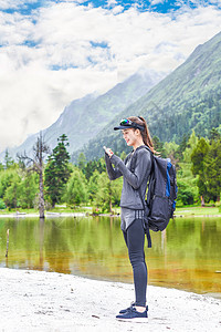 登山玩手机的女生图片