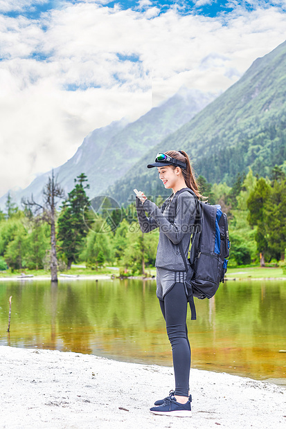 登山玩手机的女生图片