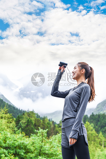 望眼镜看风景的女生图片