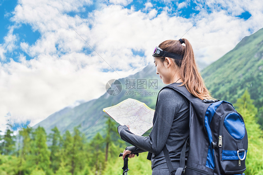 徒步看地图的女生图片