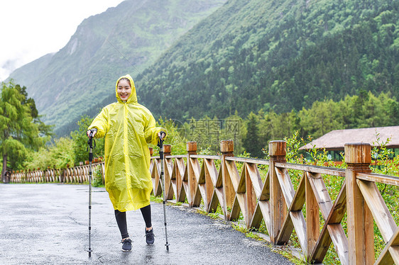 徒步穿雨衣的女生图片