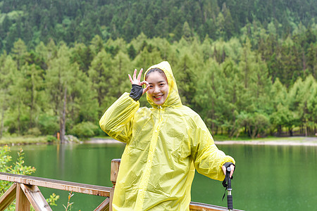 雨衣详情徒步穿雨衣的女生背景