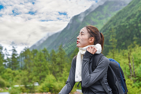 女子徒步劳累背景图片